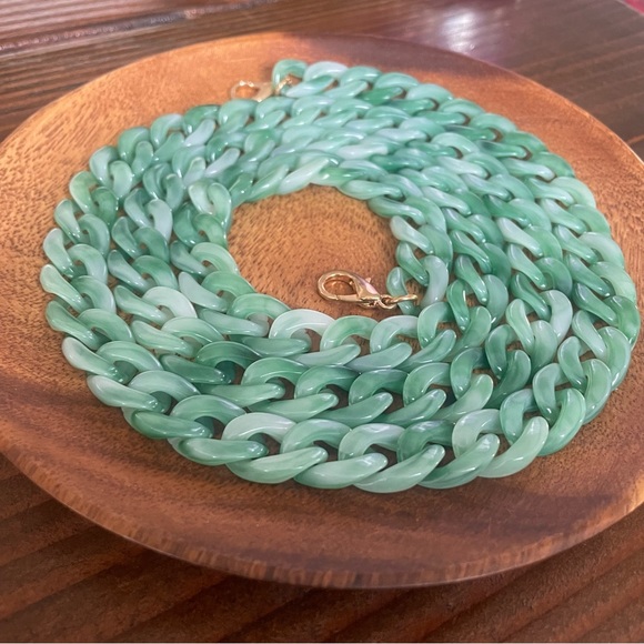 UNBRANDED 47” JADE COLOR ACRYLIC CHAIN WITH GOLD HARDWARE - Picture 7 of 9